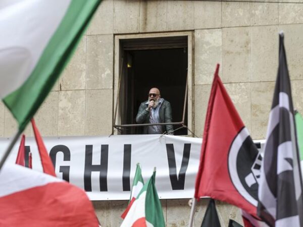 Vent’anni di Casapound festeggiati da Casapound dall’alto della sua ventennale occupazione