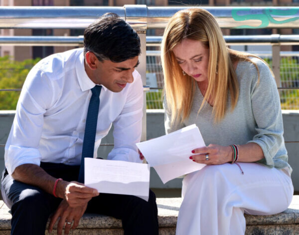 Meloni annuncia un nuovo accordo sui migranti col Regno Unito di Sunak: non c’è due senza tre