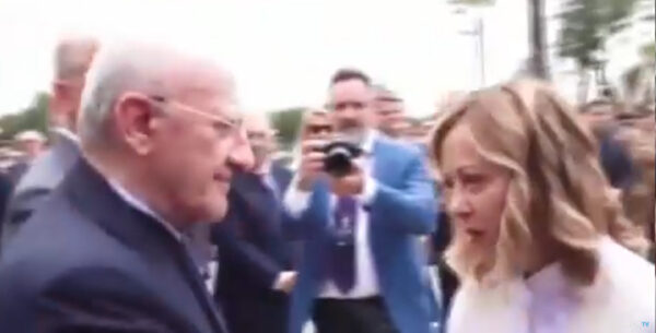 Meloni a De Luca stringendogli la mano: “Presidente De Luca, quella strxxa della Meloni. Come sta?”. Lui: “Bene… di salute…”