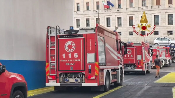 Vasto incendio a Torre Spaccata e Cinecittà: 4 feriti e operazioni di spegnimento senza sosta