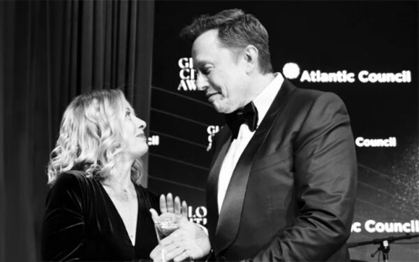 La realtà è che non c’è un euro in cassa e l’economia è quasi ferma. Ma il refrain è: “Non sono ricattabile”