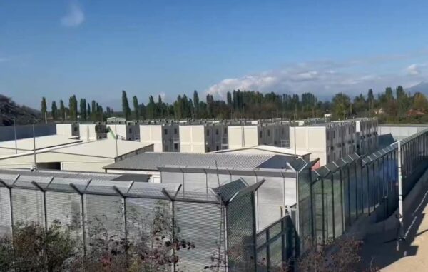 I migranti in Albania rientrano in Italia. Lo hanno deciso i giudici della Corte di Roma