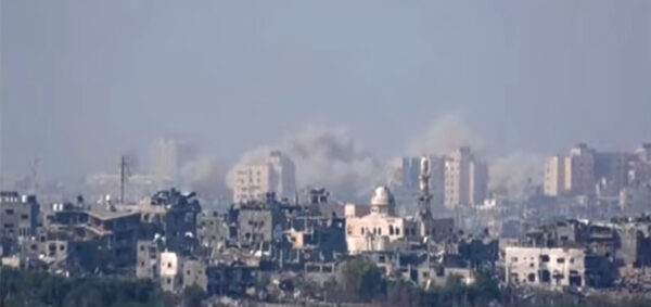 Manifestanti a Roma: disordini, bombe carta contro la Polizia e assalto a un supermercato