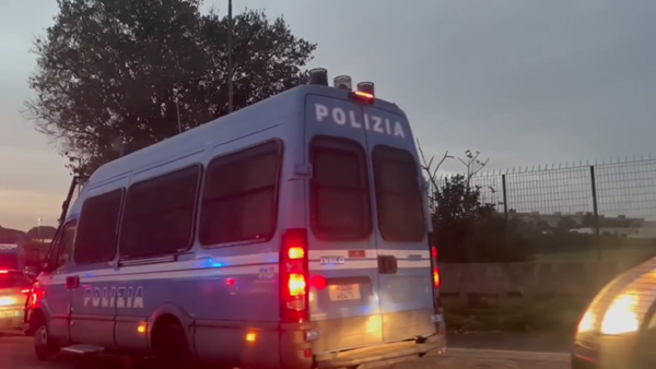 Scontri al corteo contro il dl Sicurezza a Roma: manifestanti respinti dalla polizia