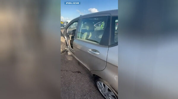 Roma. Dal litorale allo scalo di Fiumicino: un clic sull’applicazione YouPol stana l’auto “stupefacente” del pusher con il clacson “alla cocaina”