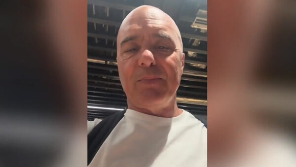 La moglie dell’Eletto salta la fila al check-in. Il video di Luca Zingaretti: “Ma non vi vergognate?”