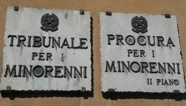 Latina, cinque bambini e dodici cani nella stessa casa. La Garante per l’Infanzia e l’Adolescenza del Lazio denuncia 