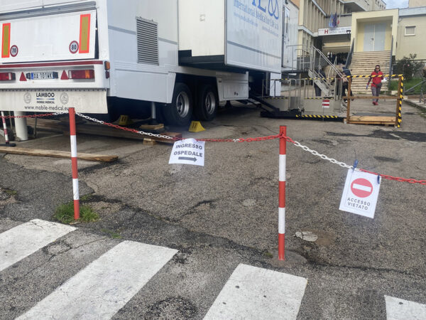 Ospedale Riuniti di Anzio e Nettuno ancora penalizzato: meno posti letto, punto nascita chiuso e pazienti costretti sotto la pioggia per la TAC ambulante