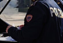 Si nascondeva tra i bidoni della spazzature per rubare portafogli: arrestato per furto aggravato