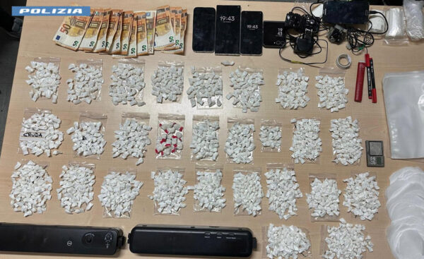 Cinque arresti della Polizia di Stato per smercio di droga. Il video