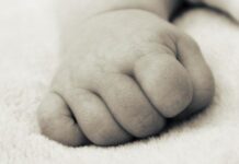 Neonato abbandonato tra i rifiuti della casa famigliare